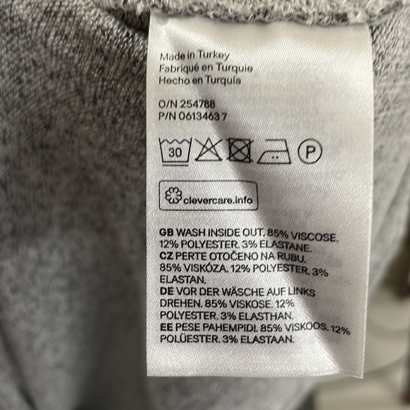 H&M grey soft knit oversized, V neck top.Size S but can fit XL - Picture 6 of 7